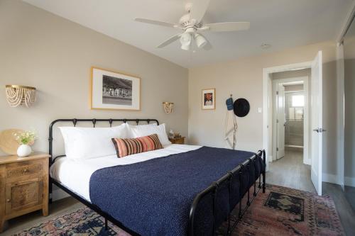 a bedroom with a bed and a ceiling fan at Seashore VI by AvantStay Cozy La Jolla Flat 5mins from the Beach in San Diego