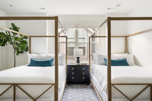 1 dormitorio con 2 literas y almohadas azules en Hart Suite 11 by AvantStay Gorgeous Town House w Modern Amenities in Nashville en Nashville