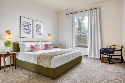 Un dormitorio con una cama grande y una ventana en Hudson by AvantStay Magnificent Home w Beautiful Views Multiple Living Areas Pool Games en Austin