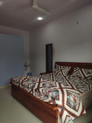 Un pat sau paturi într-o cameră la Vihaa & Jeel NATH Homestay