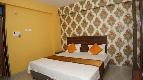 Postel nebo postele na pokoji v ubytování The Royals Home Stay