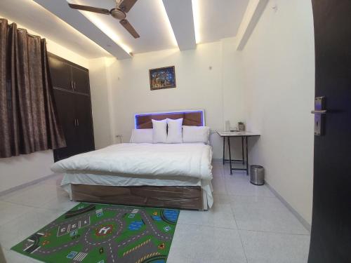 a bedroom with a bed and a table in it at Paradise Homes in Agra