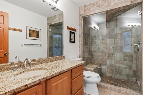 een badkamer met een toilet, een wastafel en een douche bij Riverside Condos A103 by AvantStay Condo Close To Downtown Town Park Ski Lift 8 in Telluride