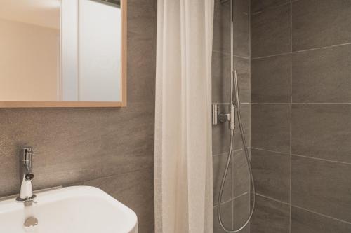 a bathroom with a shower with a toilet and a sink at Brocco e Posta Lodge in San Bernardino