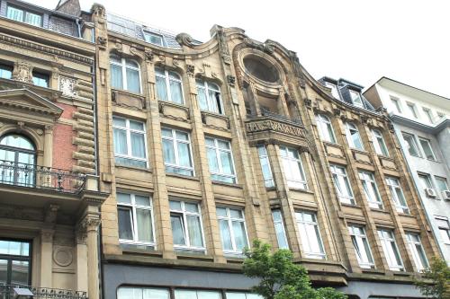 a large brick building with a lot of windows at Willy Hotel Frankfurt in Frankfurt/Main