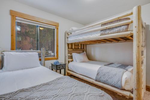 Kingswood Estates的住宿－Arroyo by AvantStay Peaceful Mountain Townhouse w Large Private Balcony，一间卧室设有两张双层床和一扇窗户。