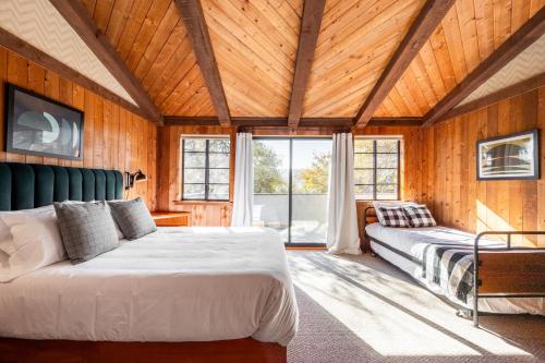 um quarto com uma cama grande e uma janela em Cathedral by AvantStay Charming Secluded Estate w Sauna Pool Table Views of the Rolling Hills em Paso Robles