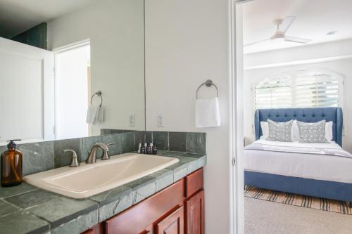 baño con lavabo y cama en Villa Verbena by AvantStay Expansive Estate w B-ball Court PoolSpa Entertainers Yard, en Bermuda Dunes