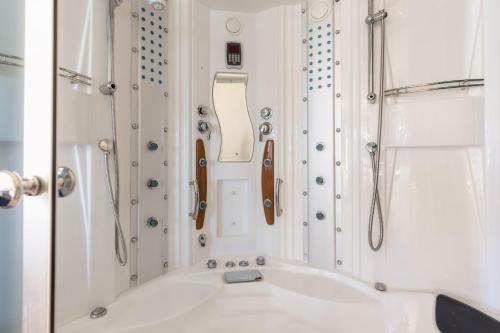 Das Bad ist mit einer Badewanne und einer Duschkabine ausgestattet. in der Unterkunft Paddington by AvantStay Cozy Chic Ski Lodge Mins from Mountain in Breckenridge