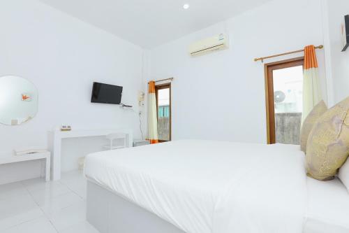ein weißes Schlafzimmer mit einem großen Bett und einem Fenster in der Unterkunft เพลินพฤกษารีสอร์ท in Ban Bang Rin (1)