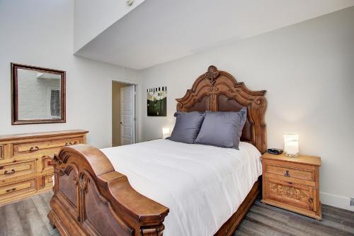 sypialnia z dużym drewnianym łóżkiem i komodą w obiekcie Silvertown by AvantStay Gorgeous Home in Fantastic Location in Park City w mieście Park City