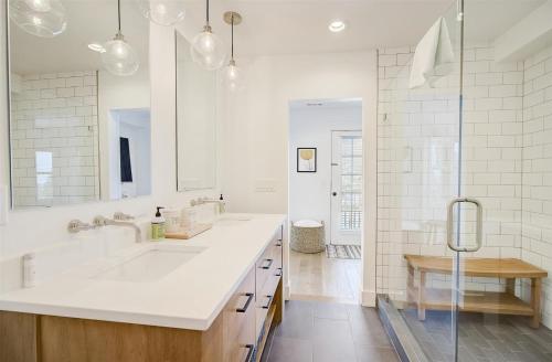 biała łazienka z 2 umywalkami i prysznicem w obiekcie Powder Ridge Skiers Retreat by AvantStay Large Modern Home Close to Park City Resort w Views w mieście Park City