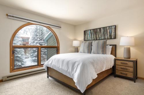 una camera con un letto e una grande finestra di Riverside Condos A102 by AvantStay Condo Close To Downtown Town Park Ski Lift 8 a Telluride