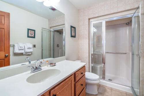 y baño con lavabo, ducha y aseo. en Riverside Condos A102 by AvantStay Condo Close To Downtown Town Park Ski Lift 8, en Telluride