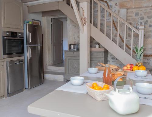 - une cuisine avec un comptoir avec des fruits dans l'établissement La Maison de Juliette, à Maussane-les-Alpilles