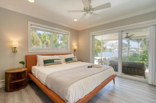 1 dormitorio con 1 cama grande y ventilador de techo en Capri by AvantStay Waterfront Home Minutes from Pompano Beach, en Pompano Beach