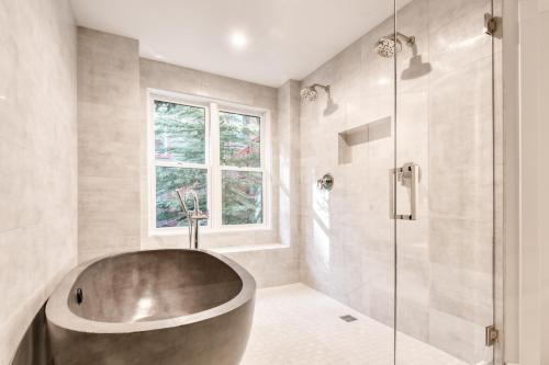 Ένα μπάνιο στο Webster by AvantStay Central Location w Hot Tub and Patio