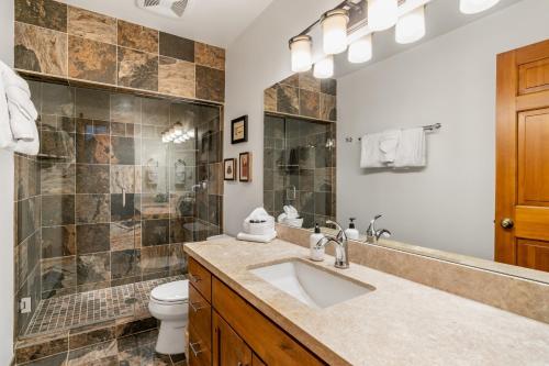 La salle de bains est pourvue d'un lavabo et de toilettes. dans l'établissement Riverside Condos C202 by AvantStay Condo Close To Downtown Town Park Ski Lift 8, à Telluride