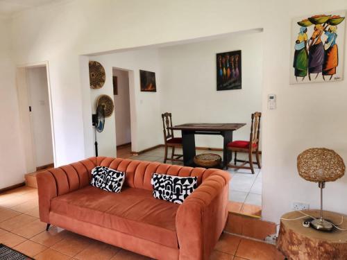 Χώρος καθιστικού στο Mukala Lodge