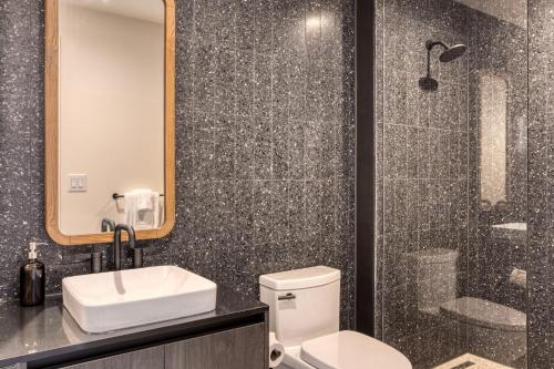 een badkamer met een toilet, een wastafel en een douche bij Saxon by AvantStay Brand New Condo in Austin w Amazing Amenities in Austin