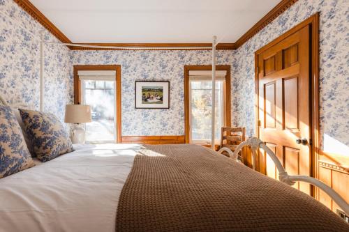 een slaapkamer met een bed met blauw en wit behang bij Gambler by AvantStay Charming Spacious Cabin 5 Min Walk to Lake in Big Bear Lake