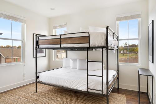 a bedroom with two bunk beds and two windows at Hart Suite 2 by AvantStay Gorgeous Town House w Modern Amenities in Nashville in Nashville