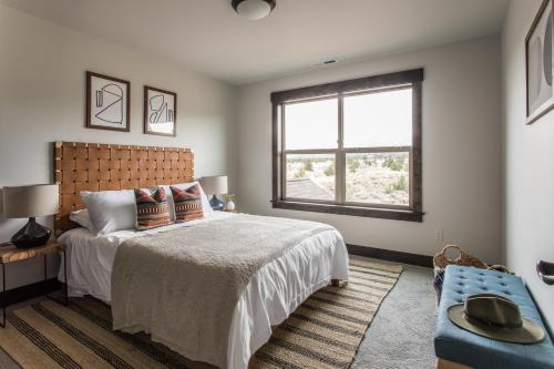 Un dormitorio con una cama grande y una ventana en Clint by AvantStay Located Within The Brasada Ranch Community Golf Course Pool Hot Tub, en Powell Butte