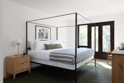 1 dormitorio con 1 cama grande con marco negro en Mataro by AvantStay Large Elegant Home in Santa Rosa w Hot Tub Games, en Santa Rosa