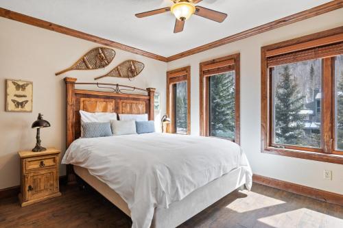 מיטה או מיטות בחדר ב-Ghostriders 11 by AvantStay Top Floor Condo w Large Patio Mountain Views