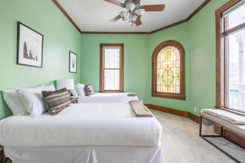 A bed or beds in a room at Raddon by AvantStay Beautifully Restored Craftsman w Hot Tub in Heart of Downtown PC