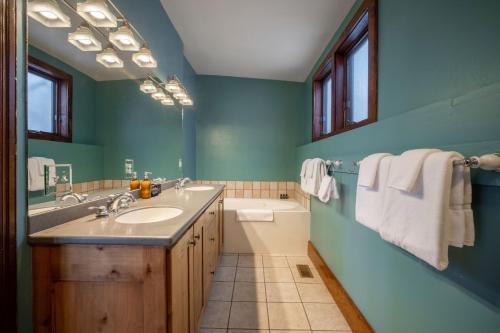 A bathroom at Raddon by AvantStay Beautifully Restored Craftsman w Hot Tub in Heart of Downtown PC