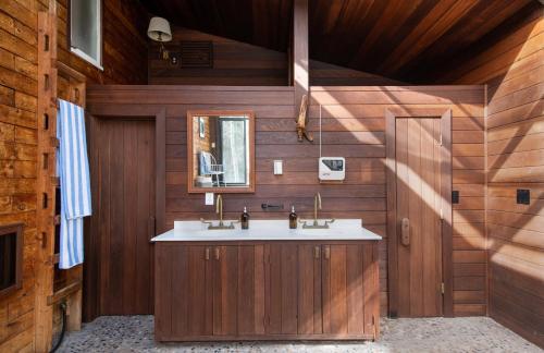 een badkamer met een wastafel en een spiegel bij Condor by AvantStay Gorgeous Mountain Home w Hot Tub Sauna in Vail