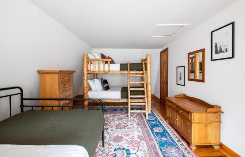 een slaapkamer met 2 stapelbedden en een tapijt bij Condor by AvantStay Gorgeous Mountain Home w Hot Tub Sauna in Vail