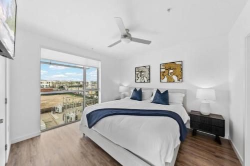 Säng eller sängar i ett rum på Luxurious SM Penthouse with Panoramic Ocean Views