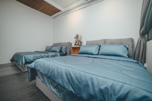 מיטה או מיטות בחדר ב-Modern Luxury Shoplot Style Sutera 3BR 10pax by Our Stay