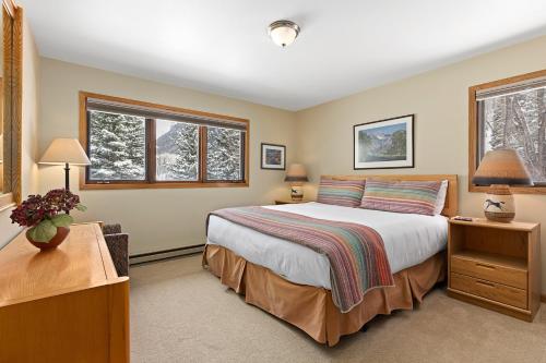 Giường trong phòng chung tại Riverside Condos B204 by AvantStay Condo Close To Downtown Town Park Ski Lift 8