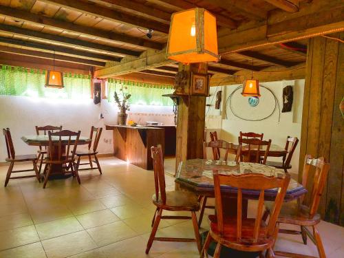 una cucina e una sala da pranzo con tavolo e sedie di OCTLI CABAÑA Y PULQUERIA a San Cristóbal de Las Casas
