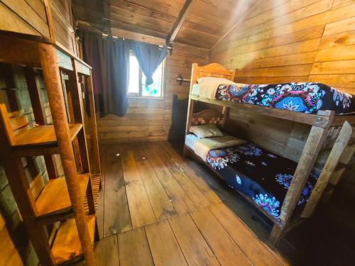 - une chambre avec 2 lits superposés dans une cabine dans l'établissement OCTLI CABAÑA Y PULQUERIA, à San Cristóbal de Las Casas