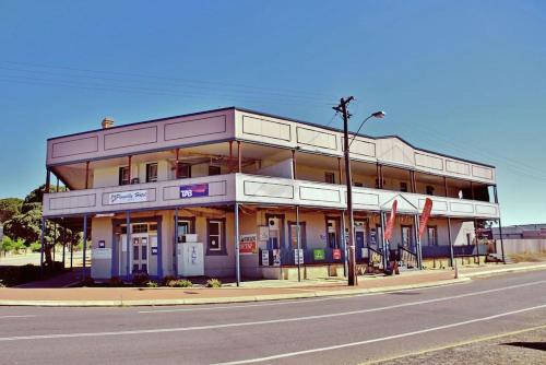 a building on the corner of a street at Pingelly Hotel in Pingelly