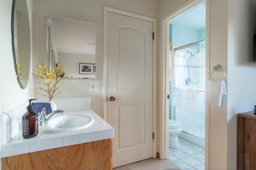 y baño con lavabo y aseo. en Marigold by AvantStay Warm Stylish Home in Wine Country w Pool, en Santa Rosa