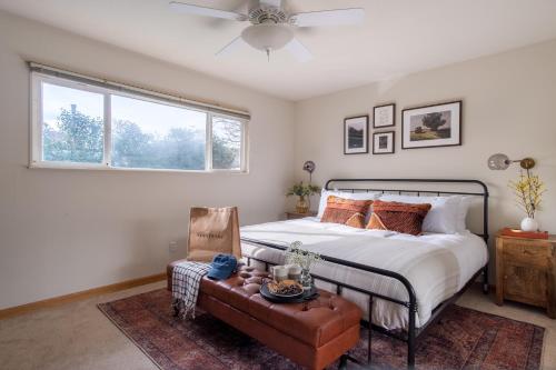 1 dormitorio con cama y ventana en Marigold by AvantStay Warm Stylish Home in Wine Country w Pool, en Santa Rosa