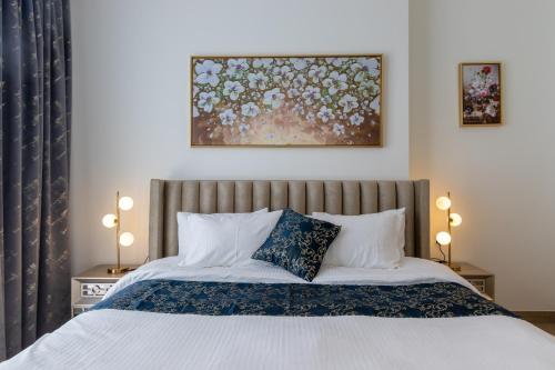 Кровать или кровати в номере HomesGetaway- Stylish 1BR in 1 Residence Al Kifaf Tower 1