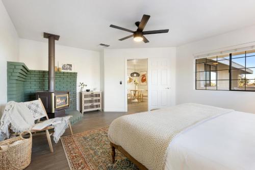 - une chambre avec un lit et une cheminée dans l'établissement Mojave Moon by AvantStay Modern Bright JT Home in Great Location w Pool Hot Tub, à Yucca Valley
