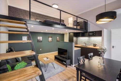 een kamer met een hoogslaper en een eetkamer bij R38 Boutique Apartments, Best Location by BQA in Boedapest