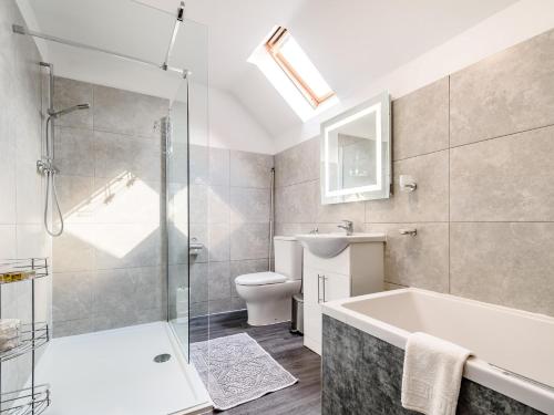 y baño con bañera, aseo y lavamanos. en 1 bed property in Filey 79278 en Wold Newton