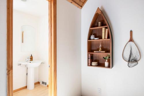 Koupelna v ubytování Hartwood by AvantStay Cozy Big Bear Abode w Spacious Deck Stone Fireplace