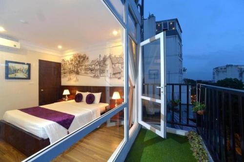 sypialnia z łóżkiem na balkonie w obiekcie Lake View Hotel & Travel w mieście Hanoi