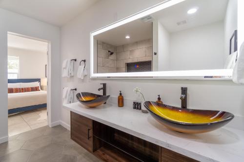 a bathroom with two sinks and a large mirror at Rosario by AvantStay10mins to Old Town Scottsdale w Hot Tub in Scottsdale