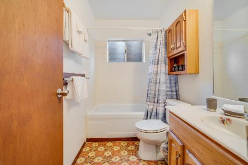 een badkamer met een toilet, een bad en een wastafel bij Fawn by AvantStay Secluded Cabin w Large Deck Surrounded by Forest in Tahoma Meadows