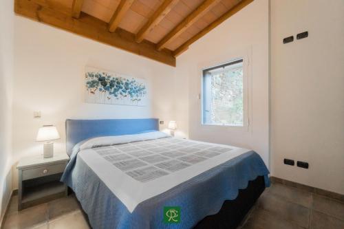 カポリーヴェリにあるVilla Ersteのベッドルーム(青いベッド1台、窓付)